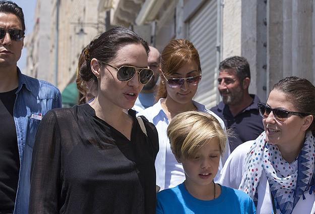 Анджелина Джоли вместе с дочерью побывала в лагере беженцев