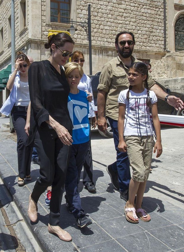 Анджелина Джоли вместе с дочерью побывала в лагере беженцев