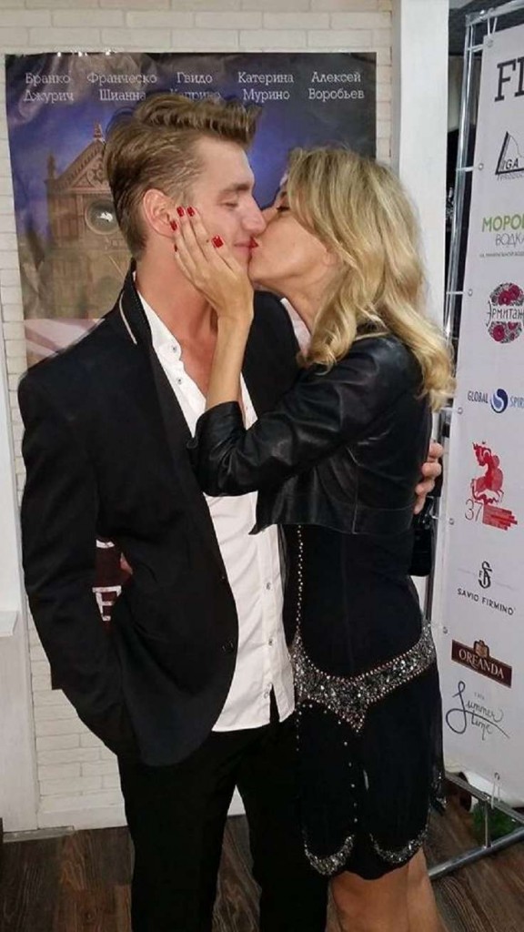 Екатерина Архарова подарила страстный поцелуй Алексею Воробьеву