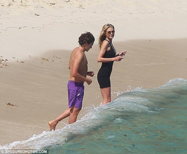 Хайди Клум отметила 42-летие с возлюбленным на пляже