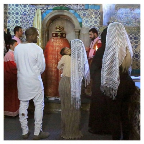 Ким Кардашян показала, как крестила дочь в Иерусалиме