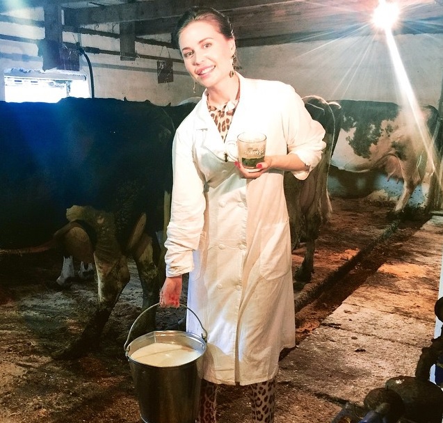 Юлия Михалкова из «Уральских пельменей» осваивает фермерское хозяйство