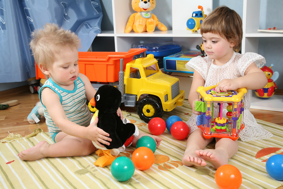 Какой предмет выбрать в качестве первой игрушки для ребенка?