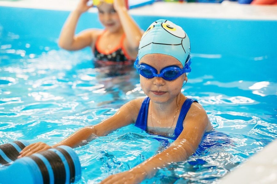 Плавание в бассейне для малышей: особенности и польза