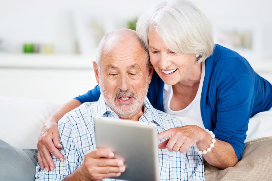 Плюсы знакомства онлайн для пожилых