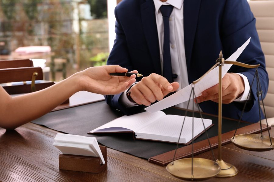 Когда нужны услуги адвоката и юриста?