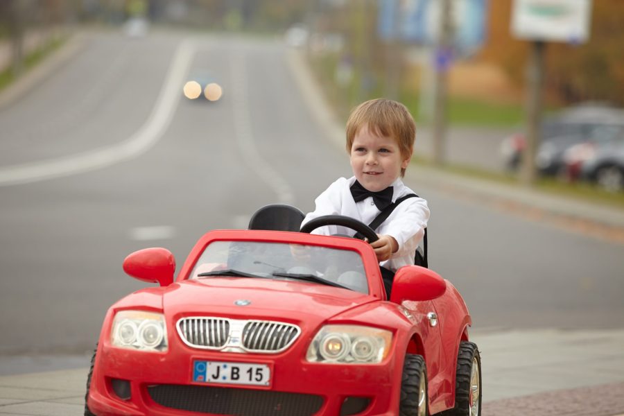 Первые шаги водителя: как выбрать детский электромобиль